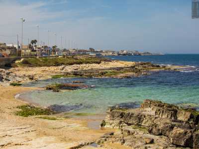 La costa invece si fa pi� attraente grazie a piccole calette che si insinuano tra gli scogli...(foto di Antonio Caradonna)